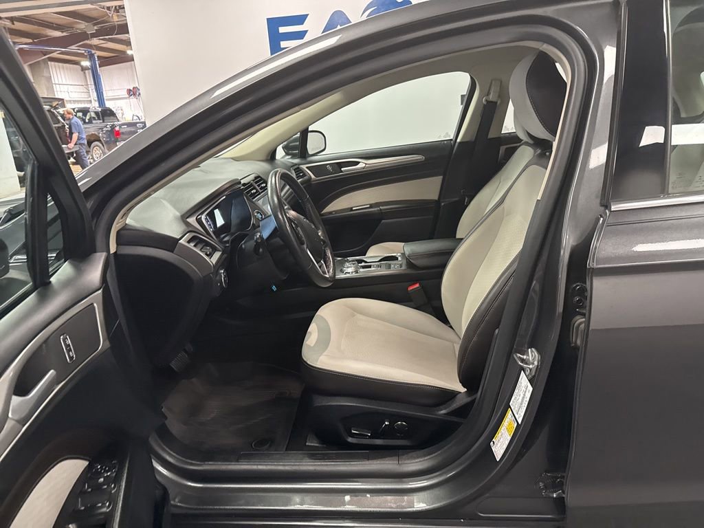 Used 2020 Ford Fusion SE w/ Equipment Group 151A image 18