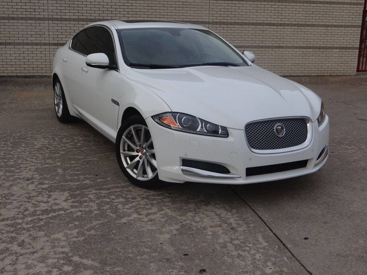 Used 2015 Jaguar XF Premium image 1