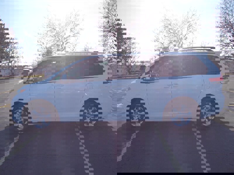 Used 2014 Toyota Sienna LE image 4