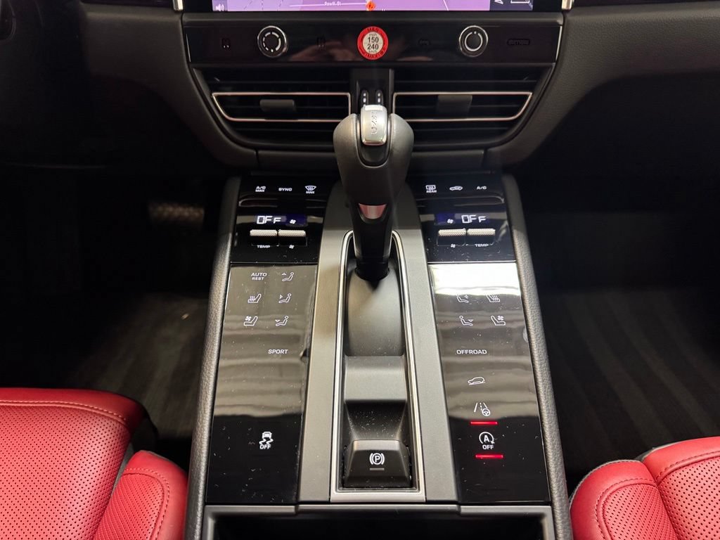 Certified 2025 Porsche Macan w/ Premium Package Plus AWD/4WD image 24