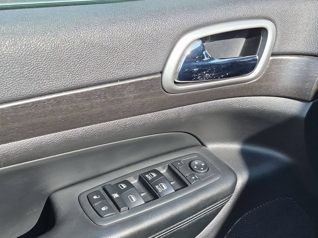 Used 2018 Jeep Grand Cherokee Laredo AWD/4WD image 22