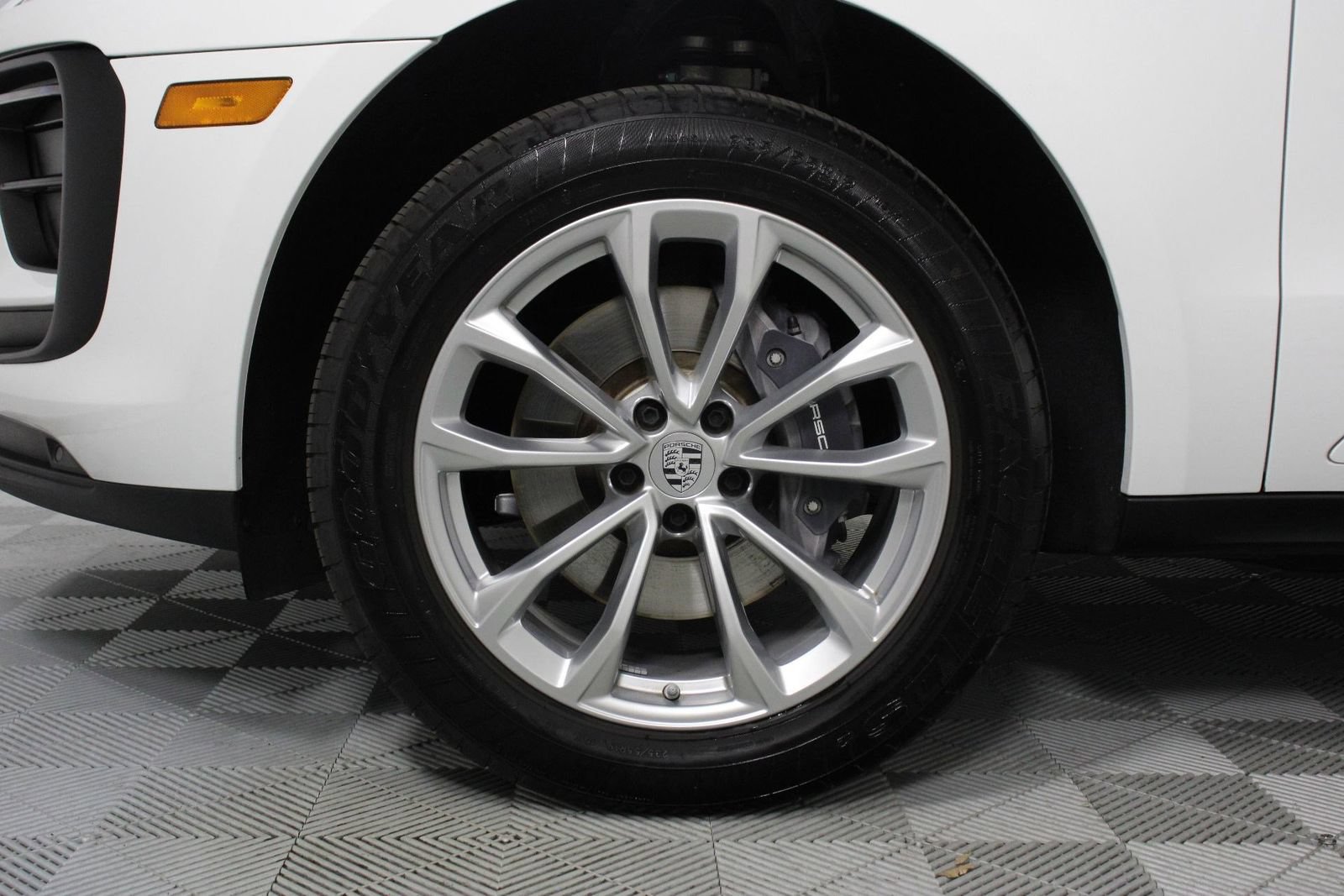 Certified 2026 Porsche Macan AWD/4WD image 30