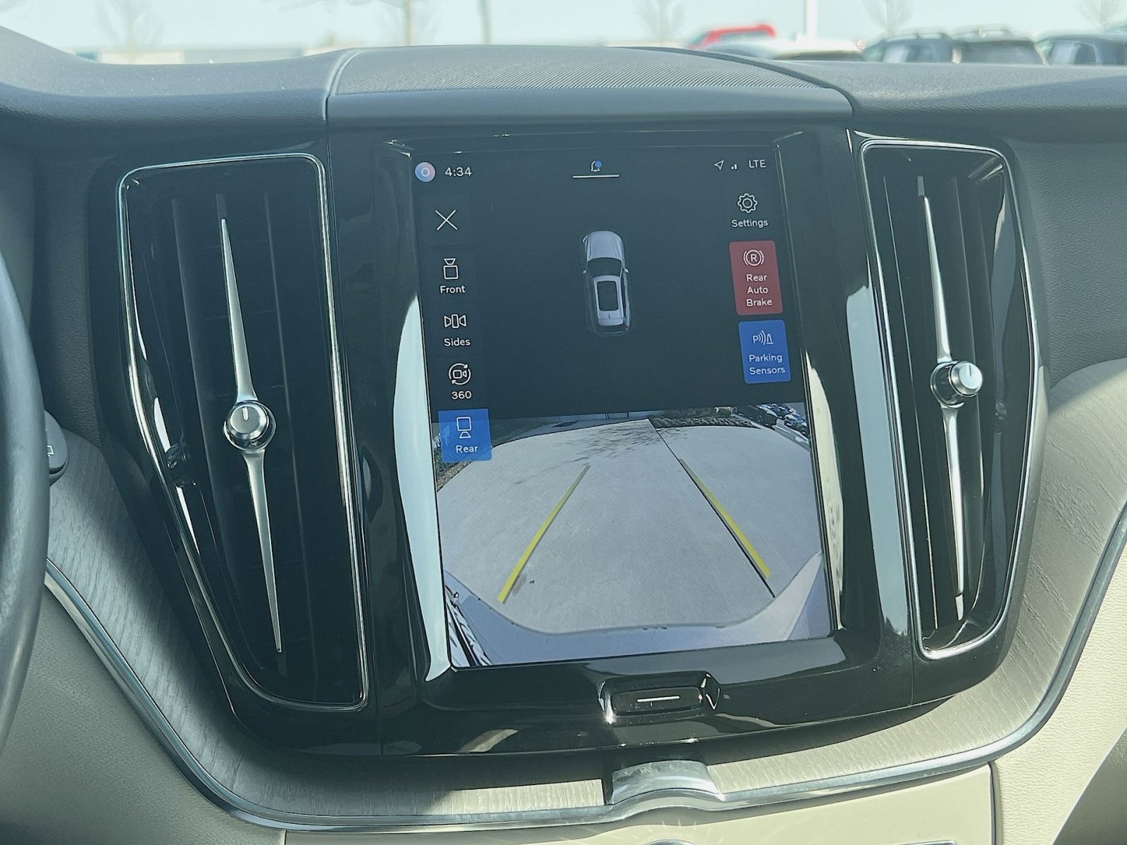 Certified 2023 Volvo XC60 B5 Plus w/ Climate Package image 19