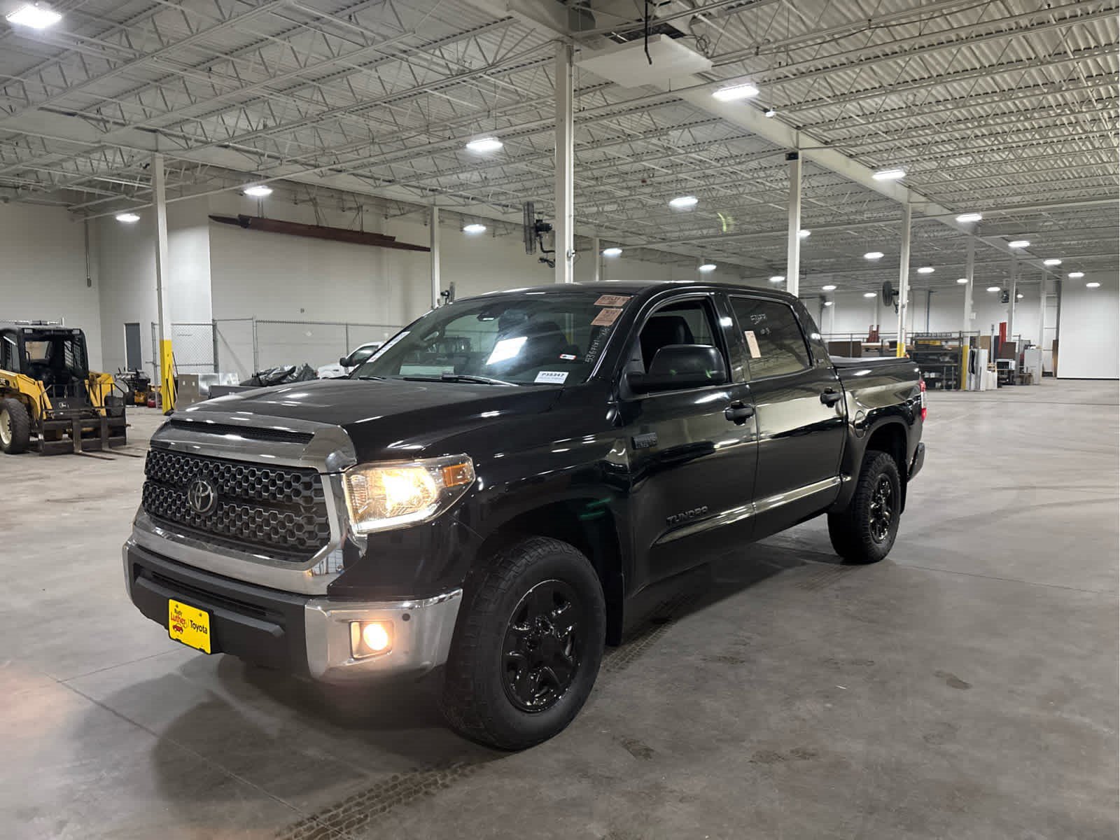 Used 2020 Toyota Tundra SR5 w/ SR5 Convenience Package AWD/4WD image 3