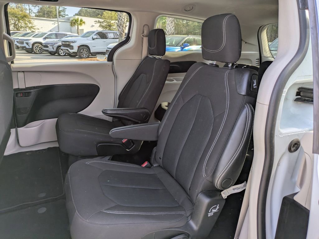 Used 2023 Chrysler Voyager LX image 15