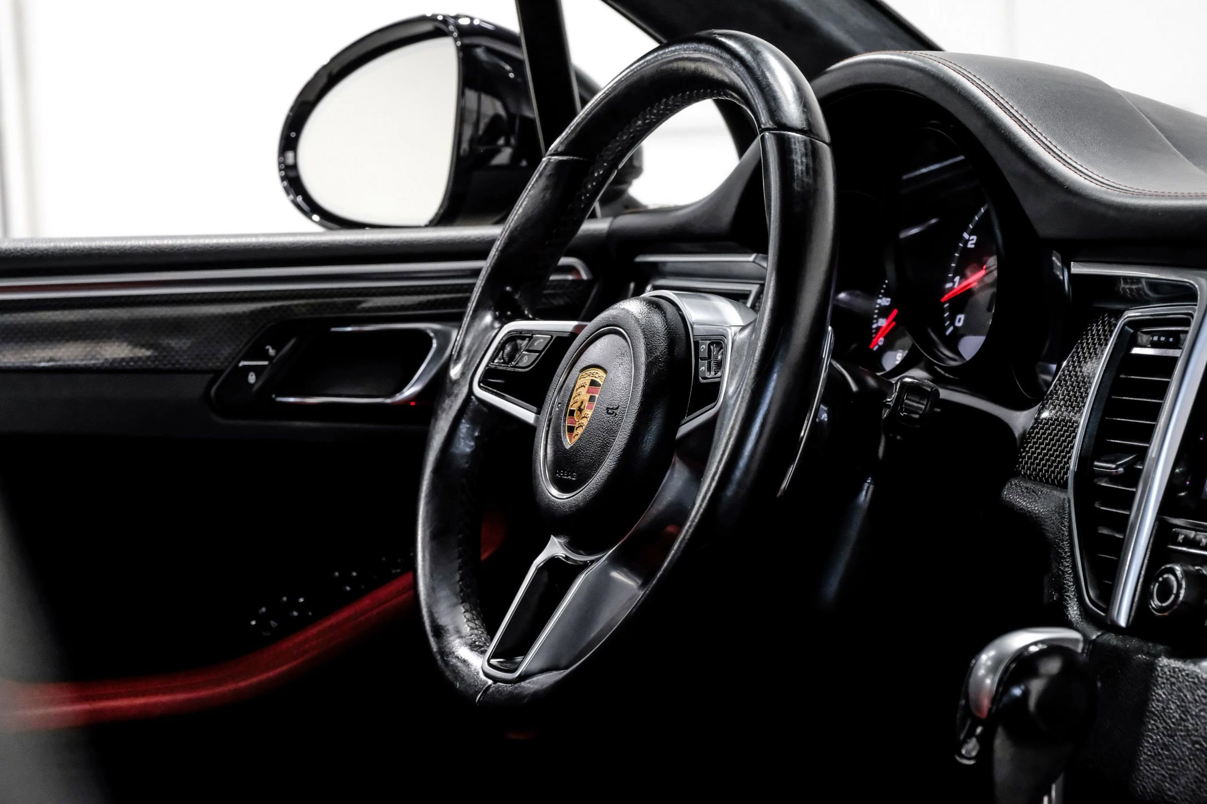 Used 2017 Porsche Macan Turbo image 14