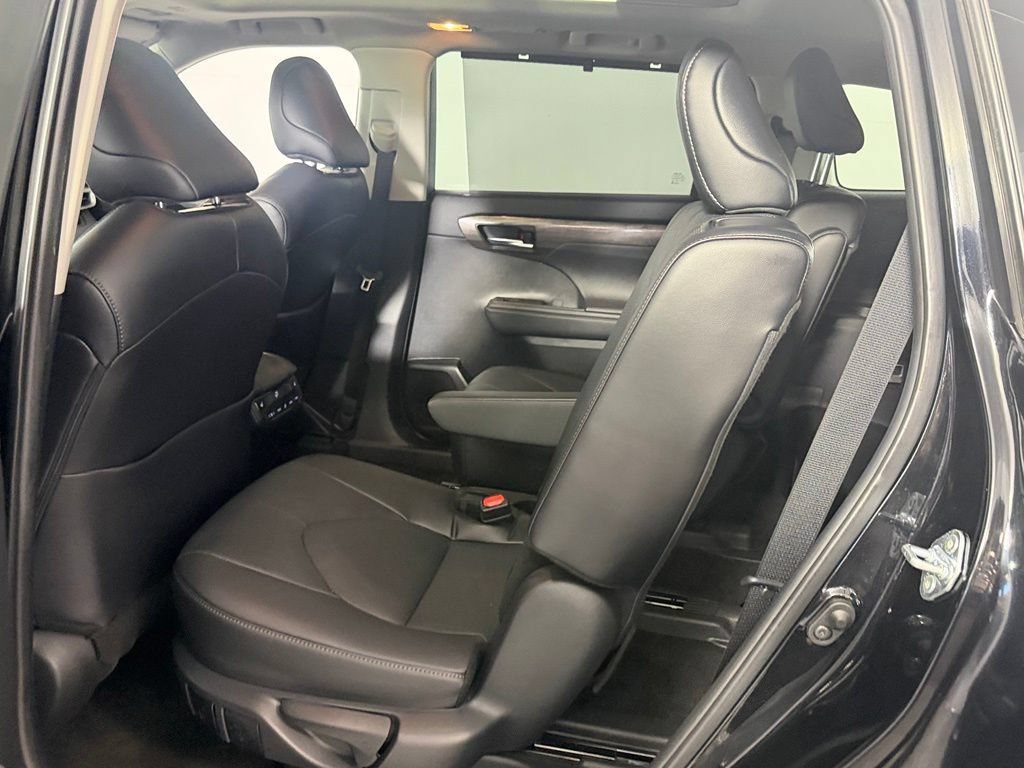 Used 2024 Toyota Highlander Platinum FWD image 23