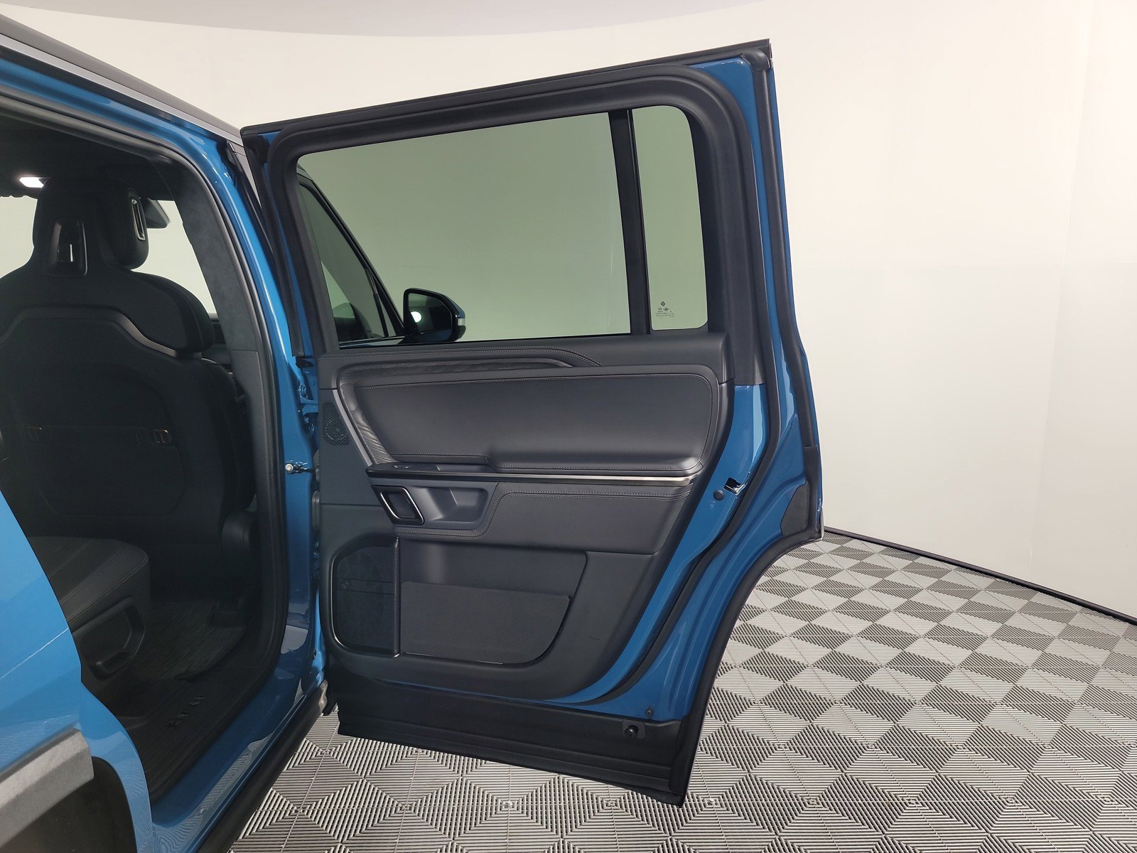 Used 2023 Rivian R1S Adventure image 20