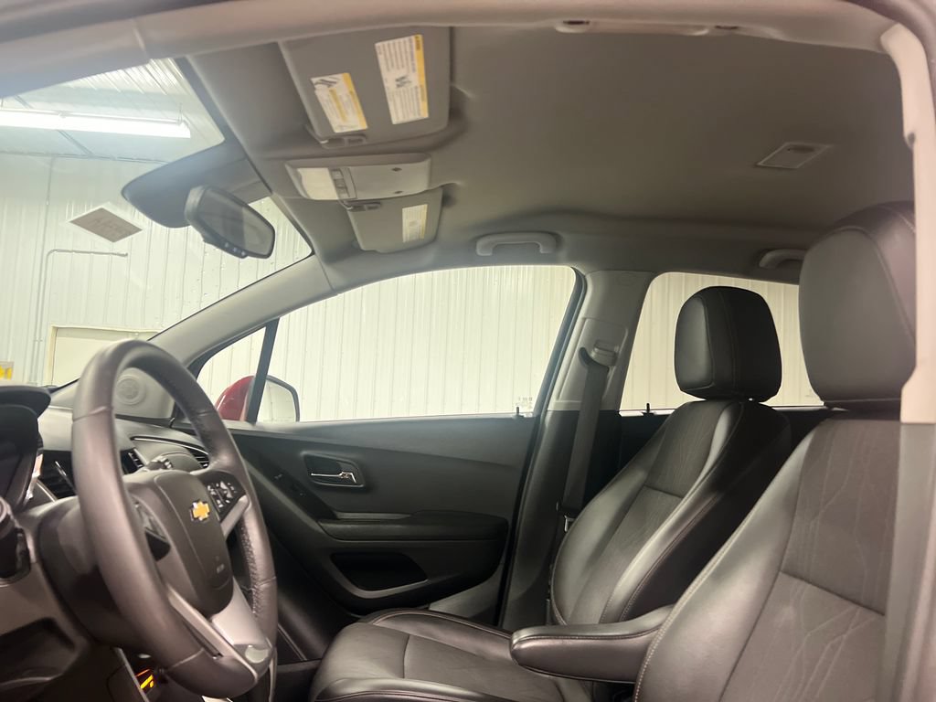 Used 2022 Chevrolet Trax LT w/ LT Convenience Package AWD/4WD image 27