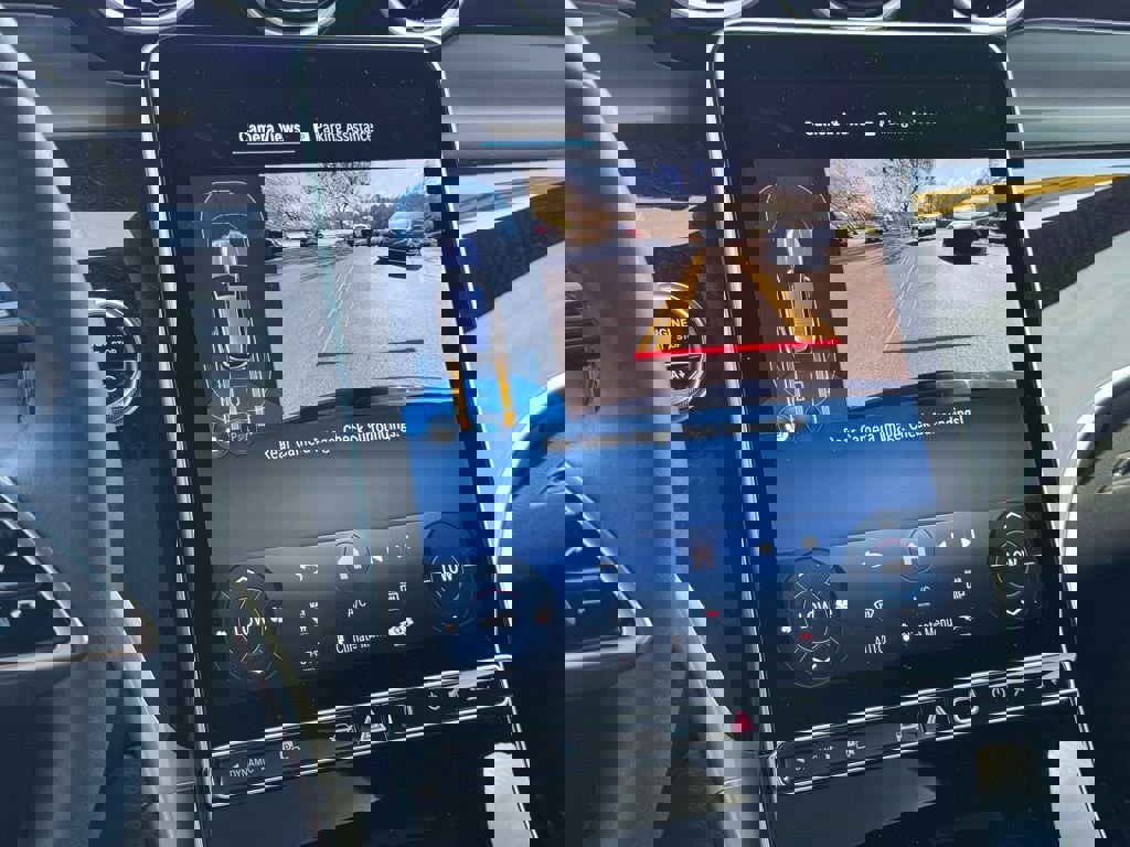 Used 2025 Mercedes-Benz GLC 300 4MATIC image 35