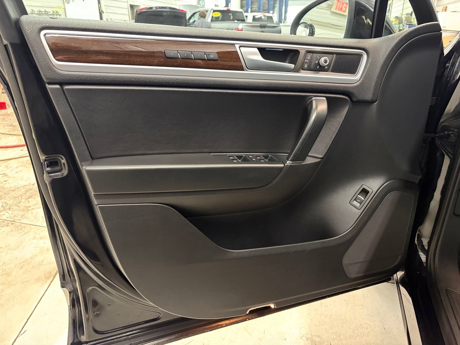 Used 2015 Volkswagen Touareg TDI AWD/4WD image 11