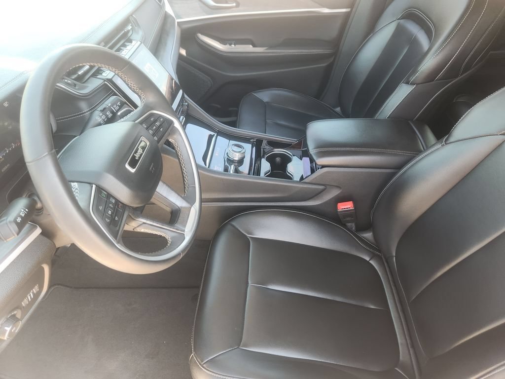 Used 2023 Jeep Grand Cherokee Limited w/ Black Appearance Package AWD/4WD image 16