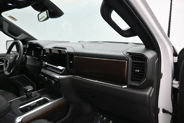 Used 2025 Chevrolet Silverado 1500 High Country w/ High Country Premium Package AWD/4WD image 9