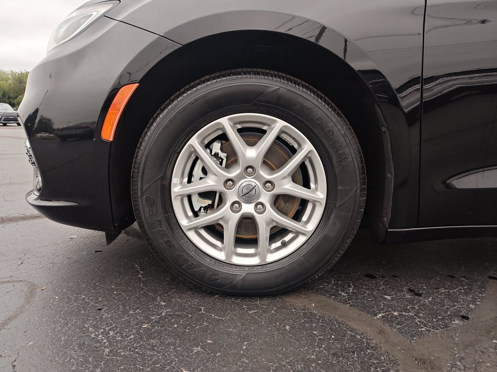 Used 2024 Chrysler Pacifica Touring-L FWD image 10