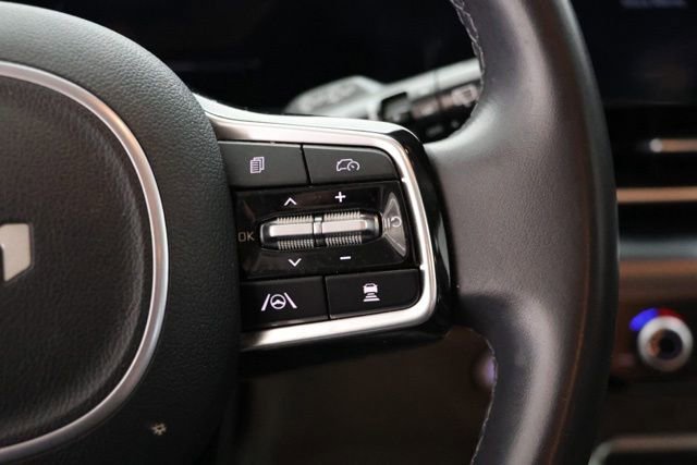 Used 2025 Kia Carnival FWD image 23