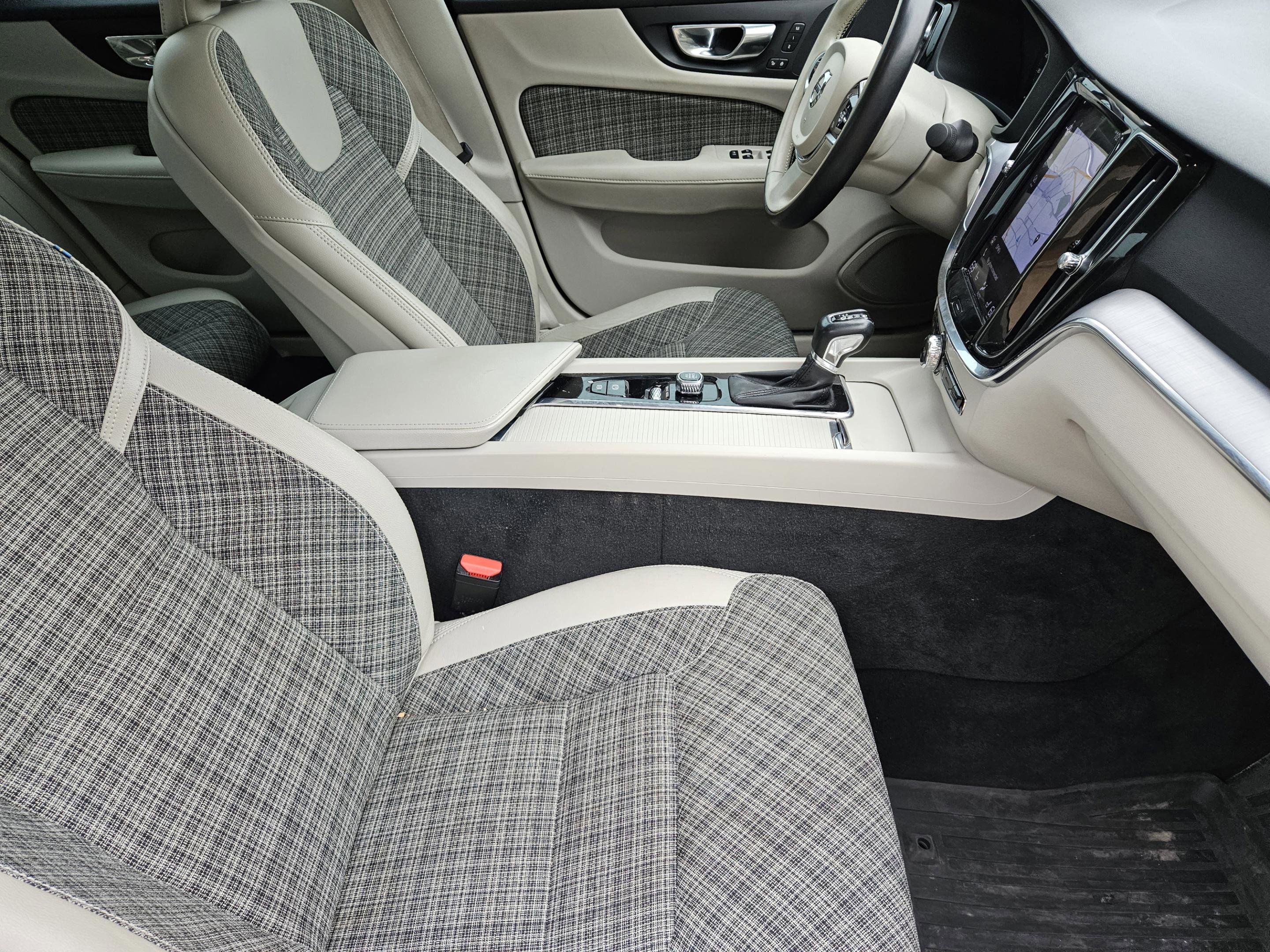 Used 2021 Volvo S60 T5 Momentum w/ Premium Package image 12