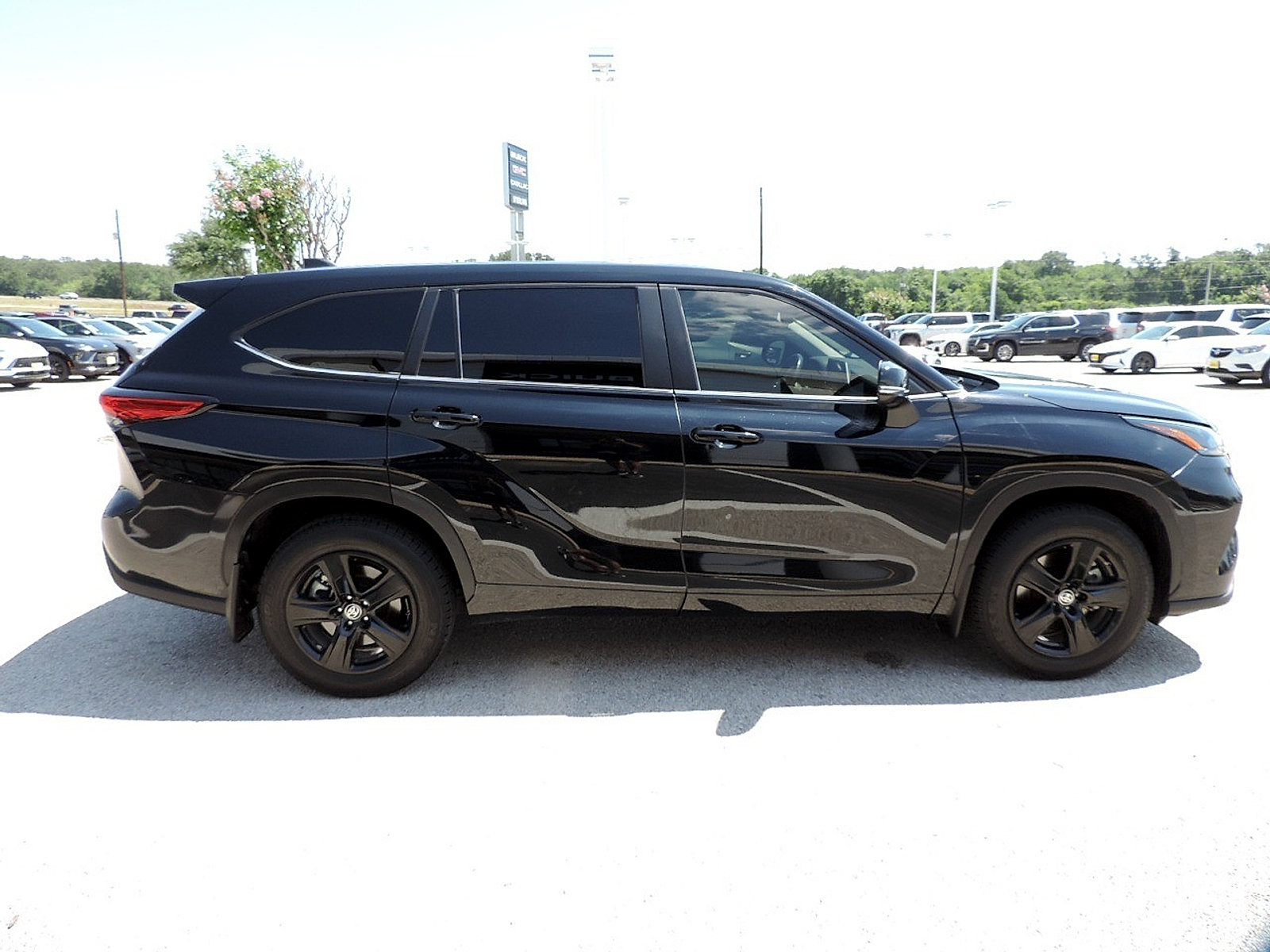 Used 2023 Toyota Highlander LE FWD image 4