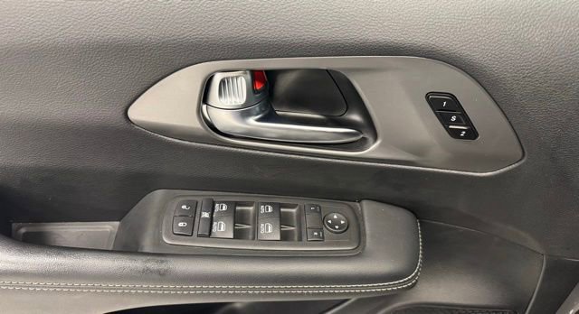 Used 2025 Chrysler Pacifica Select image 24