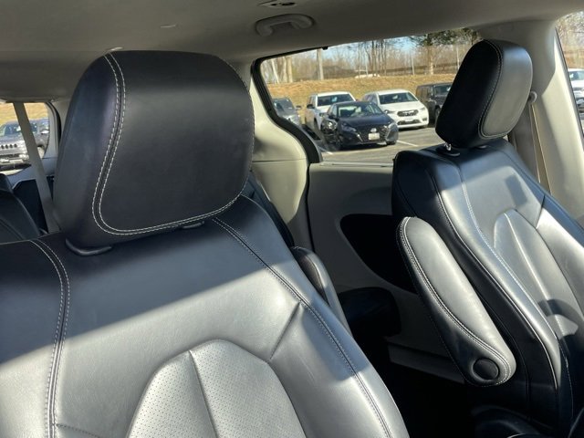 Used 2023 Chrysler Pacifica Touring-L image 29