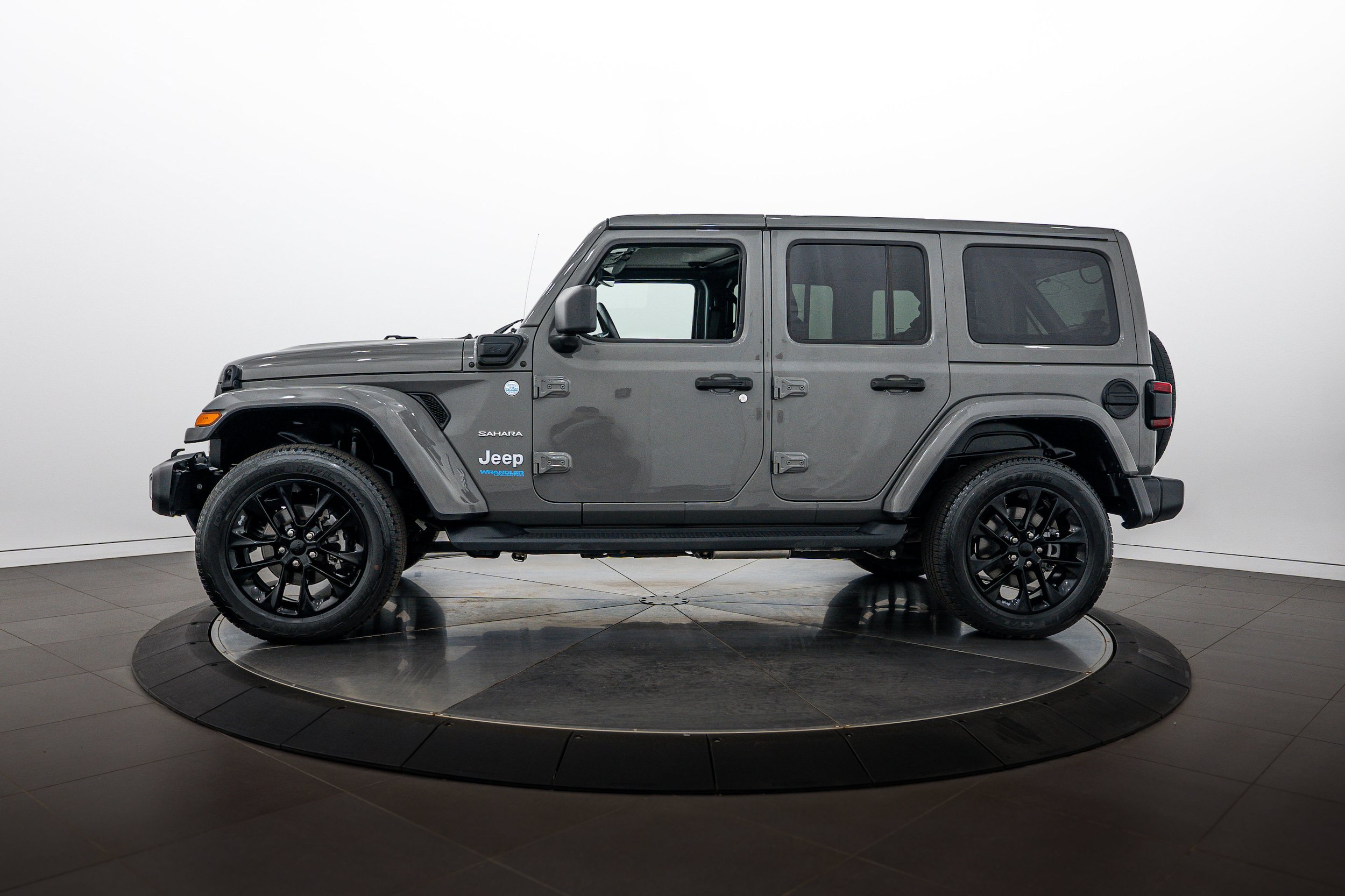 Used 2021 Jeep Wrangler Unlimited Sahara w/ Cold Weather Group AWD/4WD image 7
