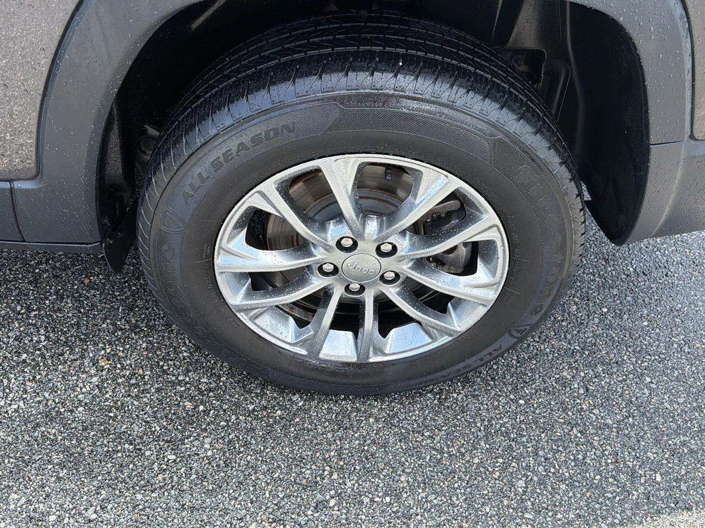 Used 2020 Jeep Cherokee Latitude Plus AWD/4WD image 35