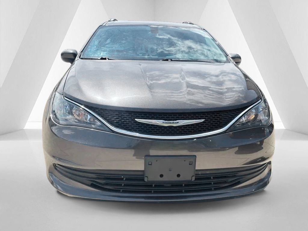 Used 2017 Chrysler Pacifica Touring w/ Tire & Wheel Group FWD image 2