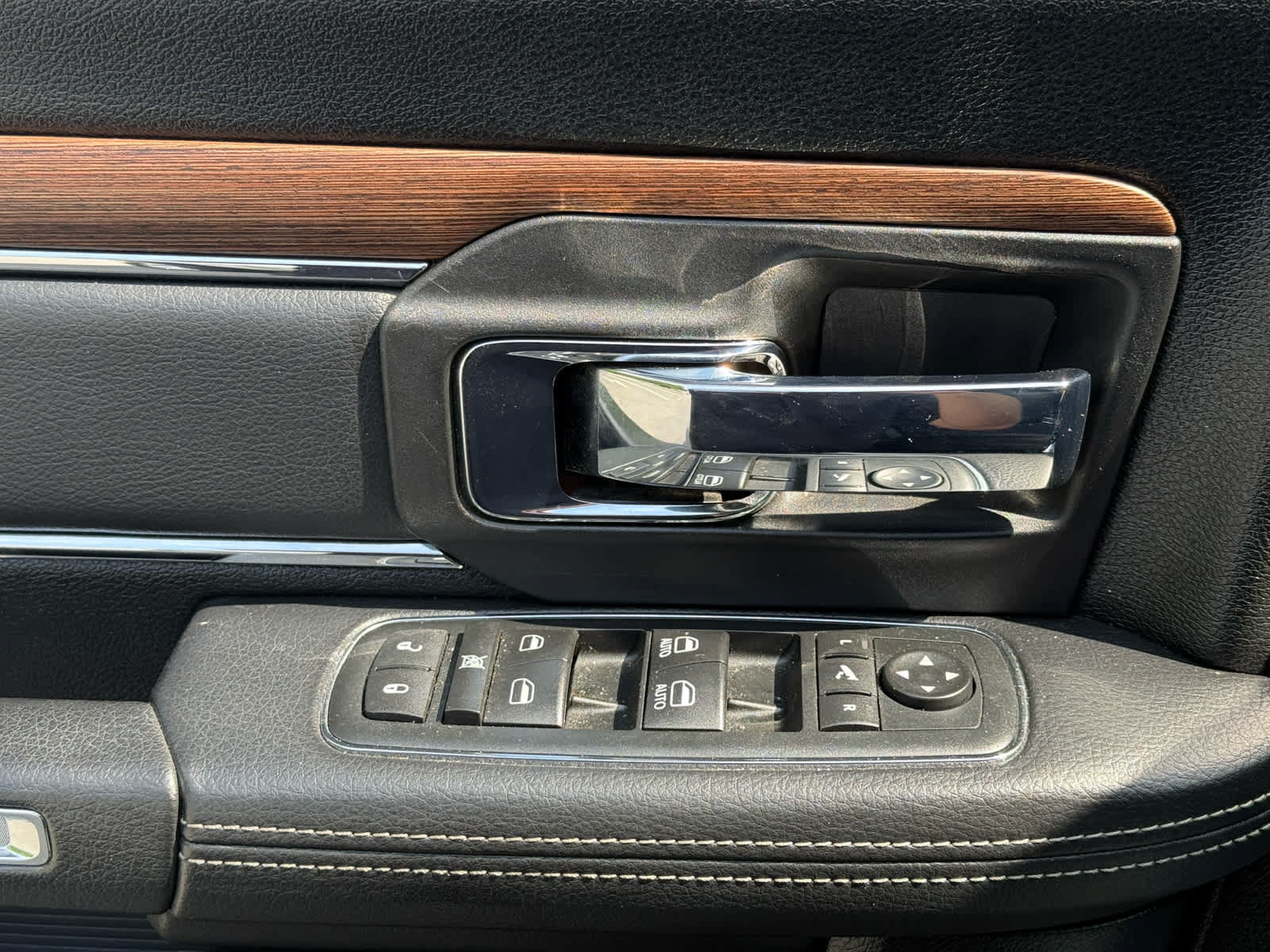 Used 2015 RAM 1500 Laramie w/ Convenience Group AWD/4WD image 14