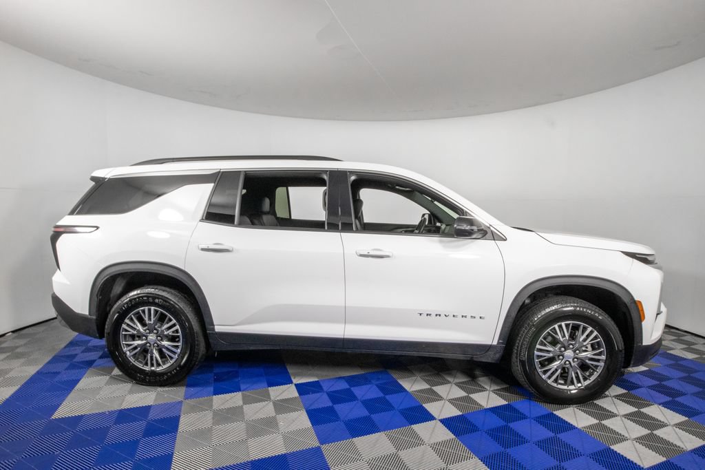 Used 2025 Chevrolet Traverse LT FWD image 5