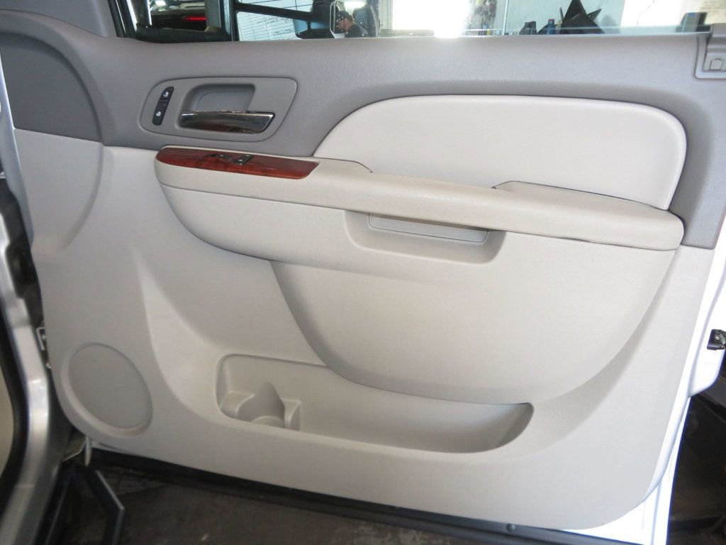 Used 2010 GMC Yukon XL SLT w/ SLT-2 Equipment Package AWD/4WD image 37