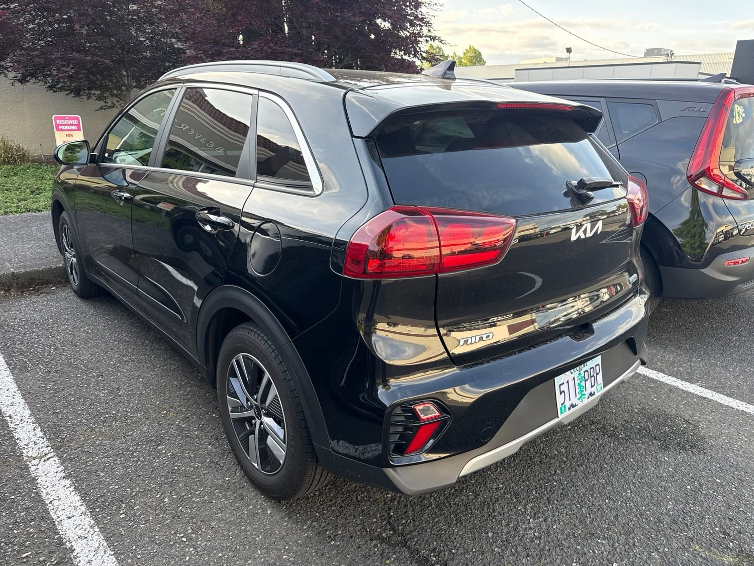 Certified 2022 Kia Niro LXS w/ Digital Cluster Package FWD image 2