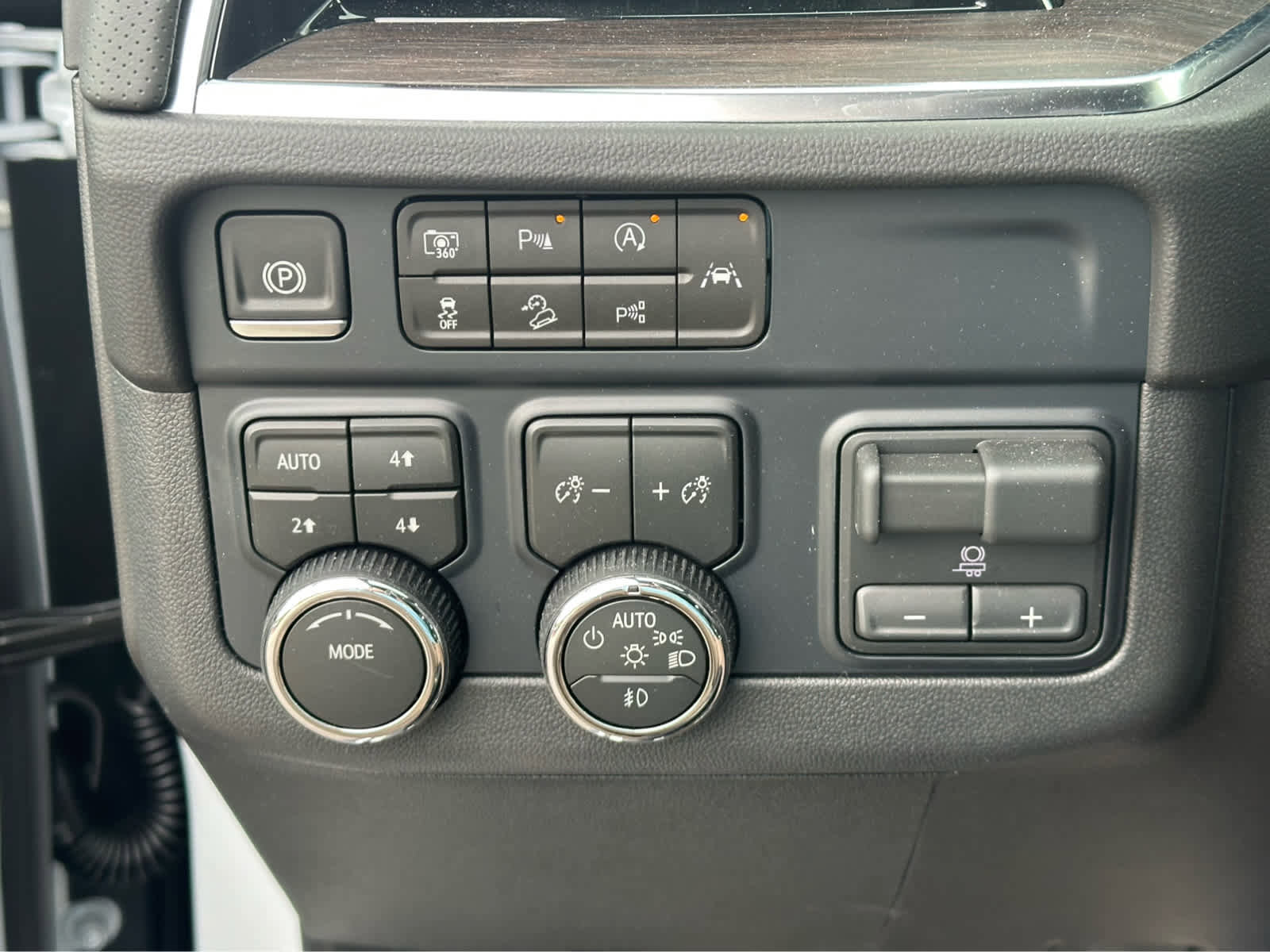 Used 2026 Chevrolet Suburban Premier AWD/4WD image 17