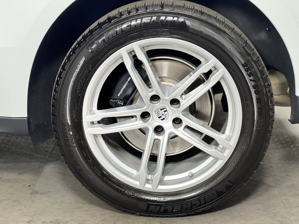 Certified 2025 Porsche Macan image 12
