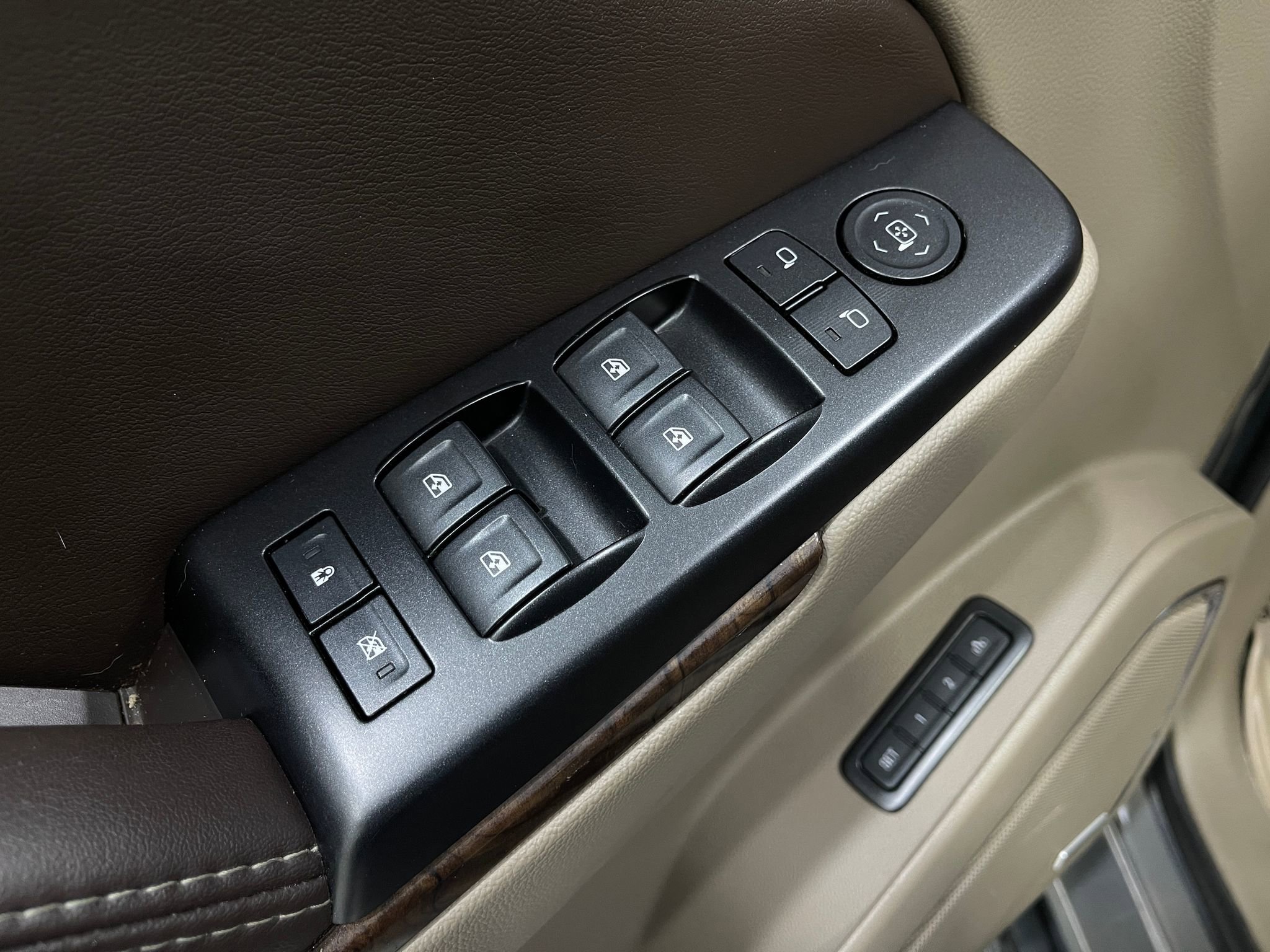 Used 2018 Chevrolet Tahoe LT AWD/4WD image 17