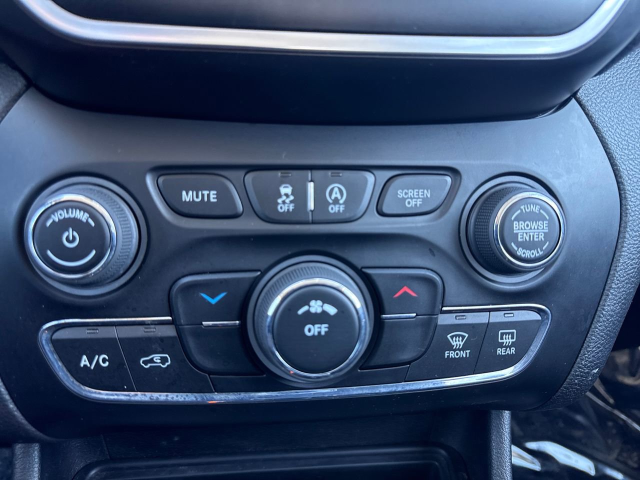 Used 2019 Jeep Cherokee Latitude Plus image 21