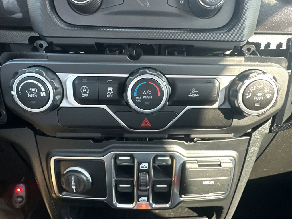 Used 2020 Jeep Gladiator Sport image 14