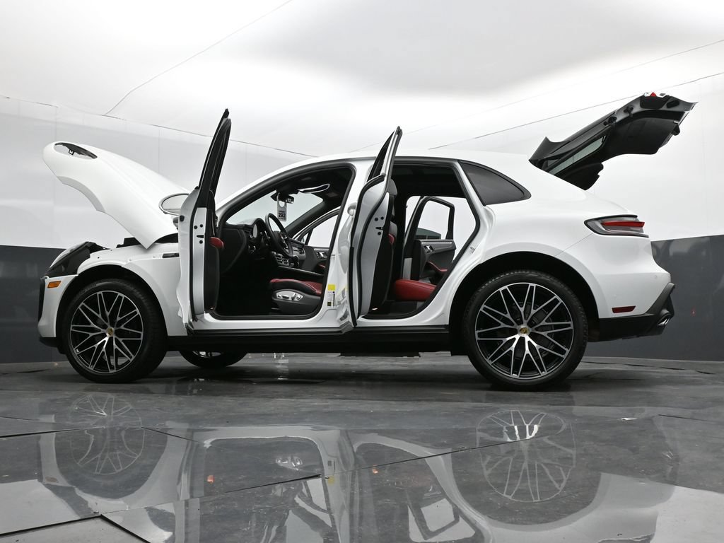 Used 2025 Porsche Macan AWD/4WD image 33