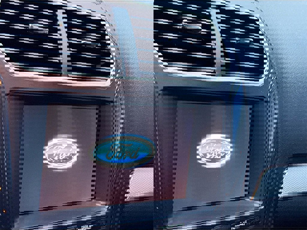 Used 2018 Ford Explorer XLT w/ Equipment Group 202A image 4