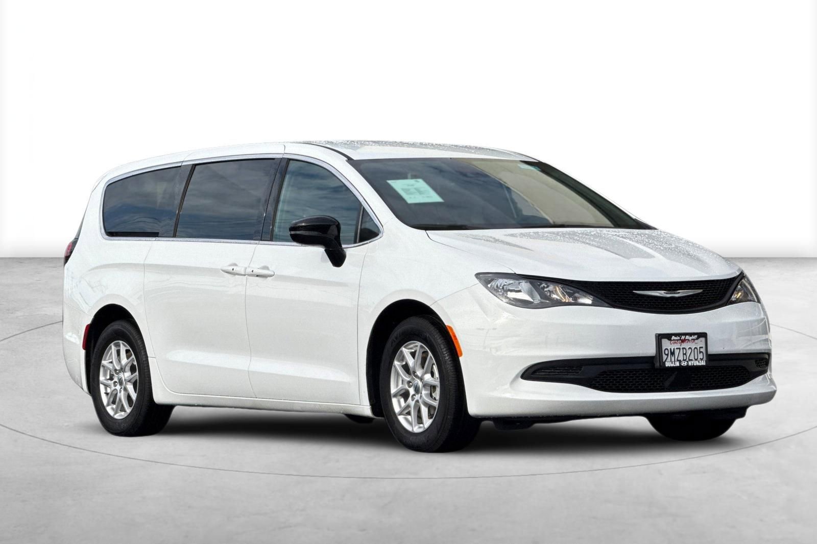 Used 2025 Chrysler Voyager LX image 8