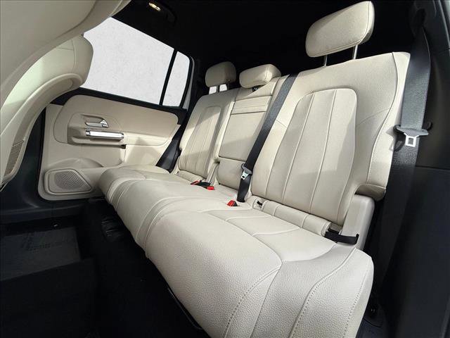 Used 2025 Mercedes-Benz GLB 250 4MATIC image 17