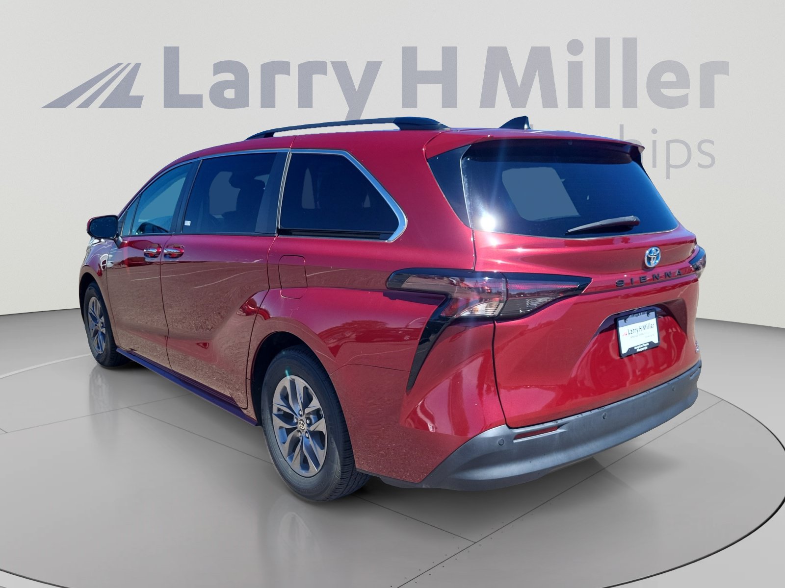 Used 2023 Toyota Sienna XLE FWD image 3