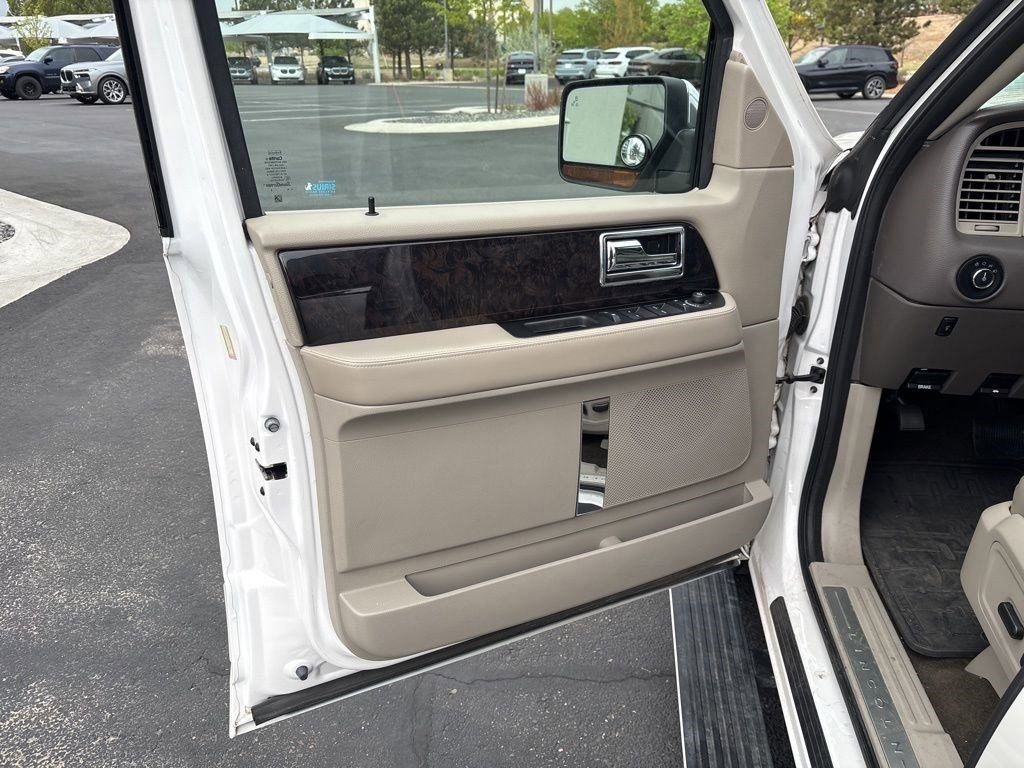 Used 2017 Lincoln Navigator Select image 9