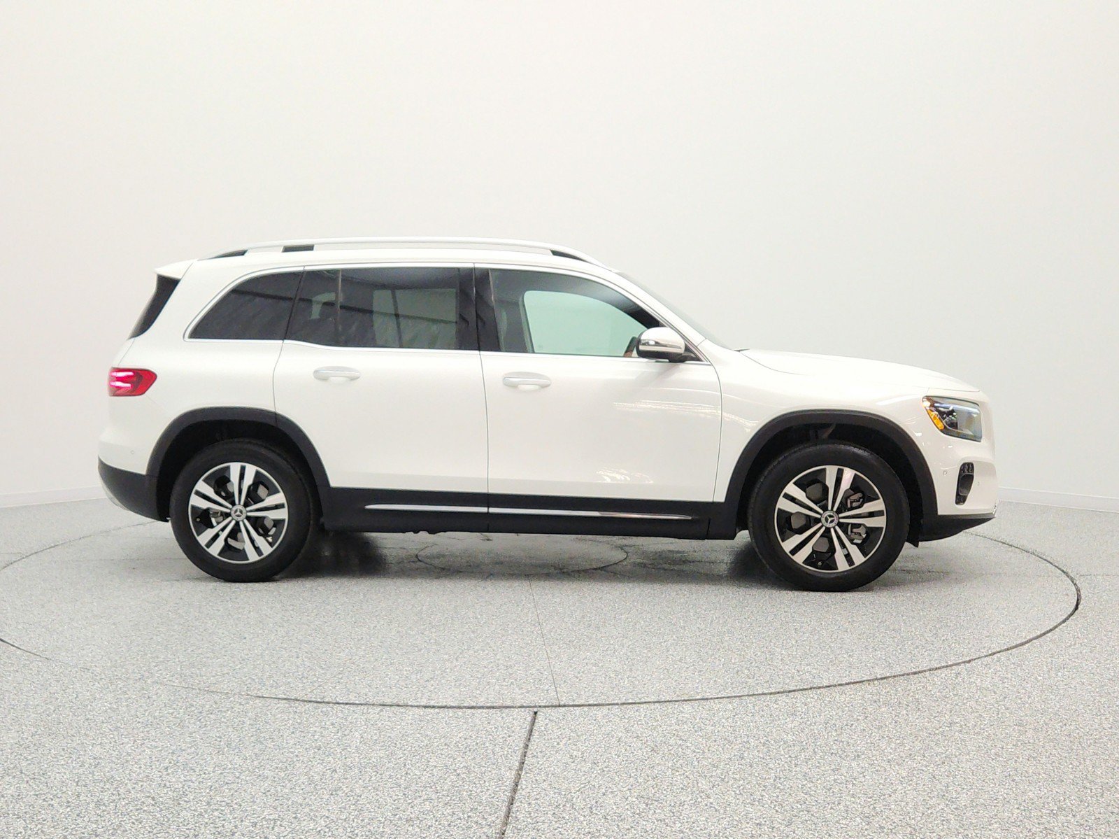 Used 2025 Mercedes-Benz GLB 250 image 4