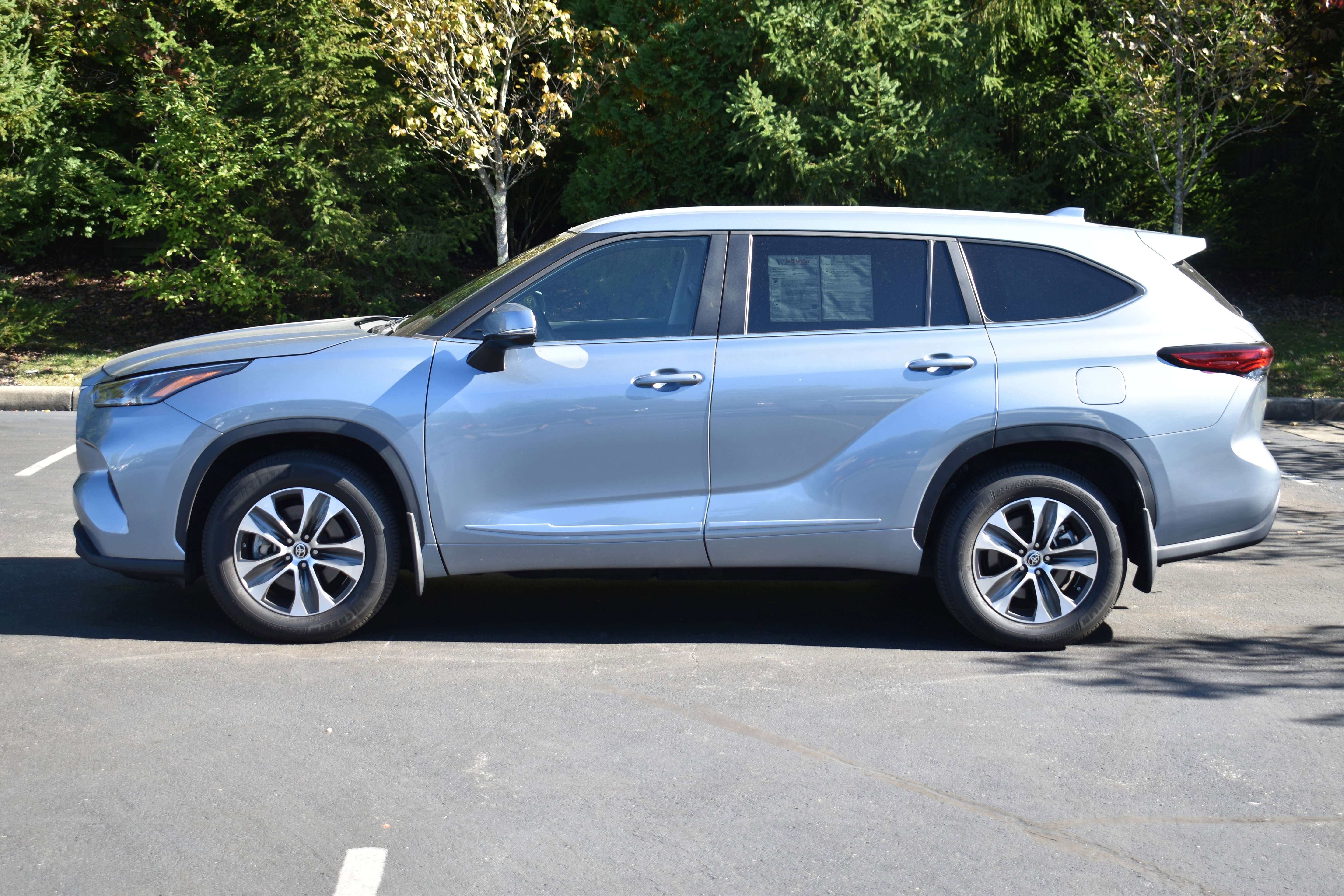 Used 2023 Toyota Highlander XLE image 32