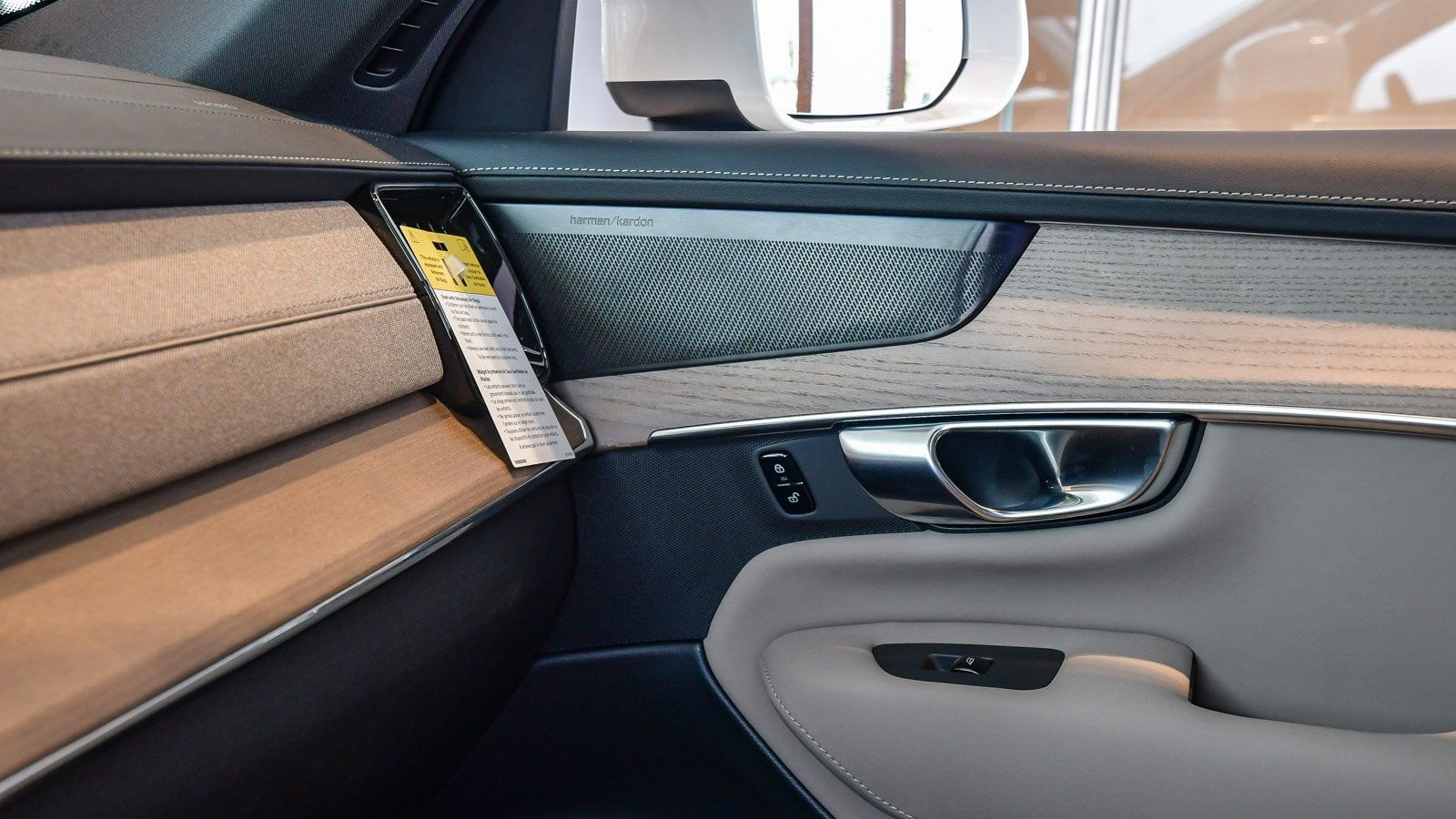 Used 2025 Volvo XC90 B5 Plus w/ Protection Package Premier image 30