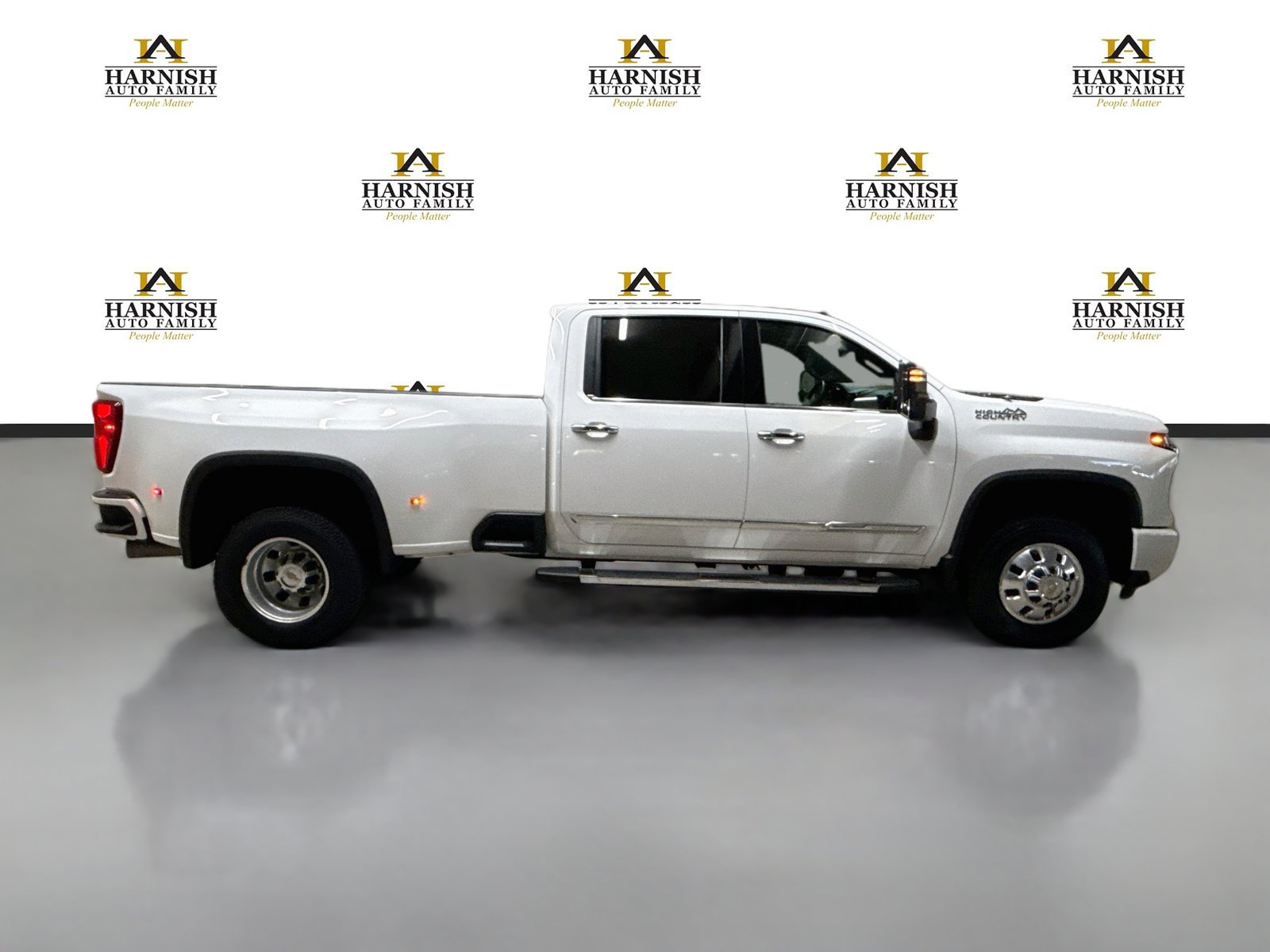 Used 2024 Chevrolet Silverado 3500 High Country w/ High Country Premium Package AWD/4WD image 4