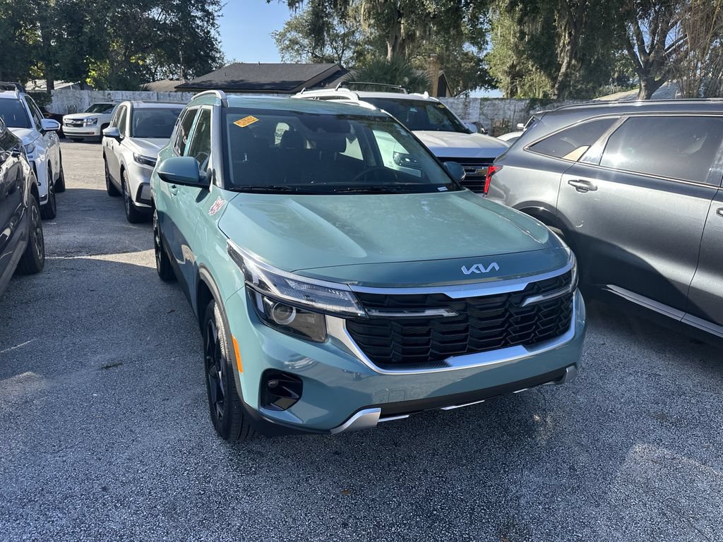 Certified 2025 Kia Seltos EX w/ EX Sunroof Package AWD/4WD image 4