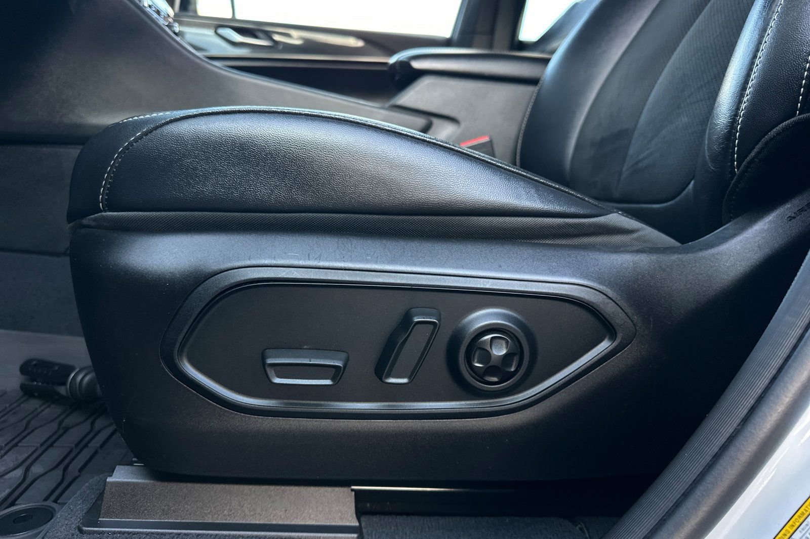 Used 2023 Jeep Grand Cherokee Altitude AWD/4WD image 13