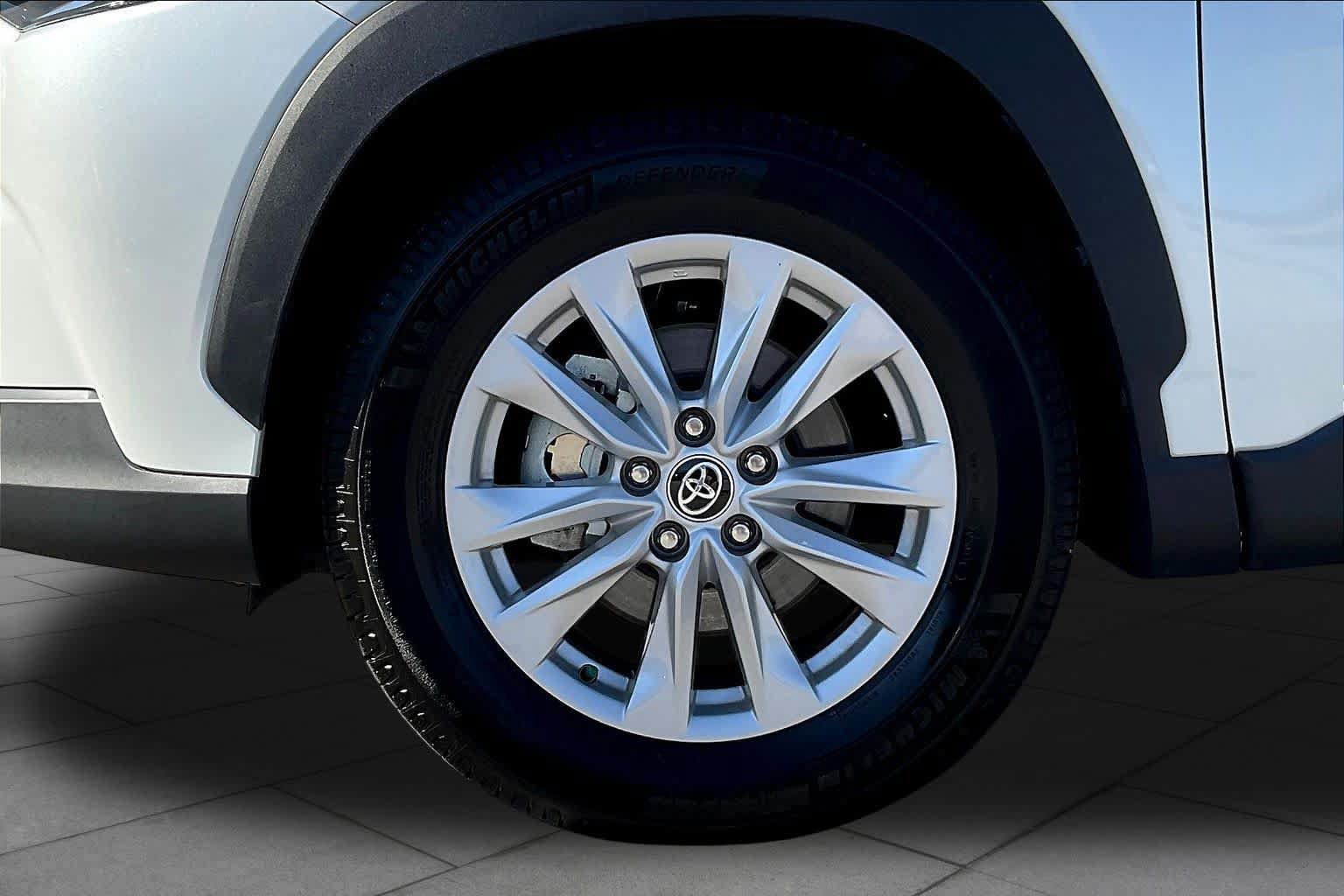 Used 2023 Toyota Corolla Cross LE w/ Moonroof Package FWD image 11