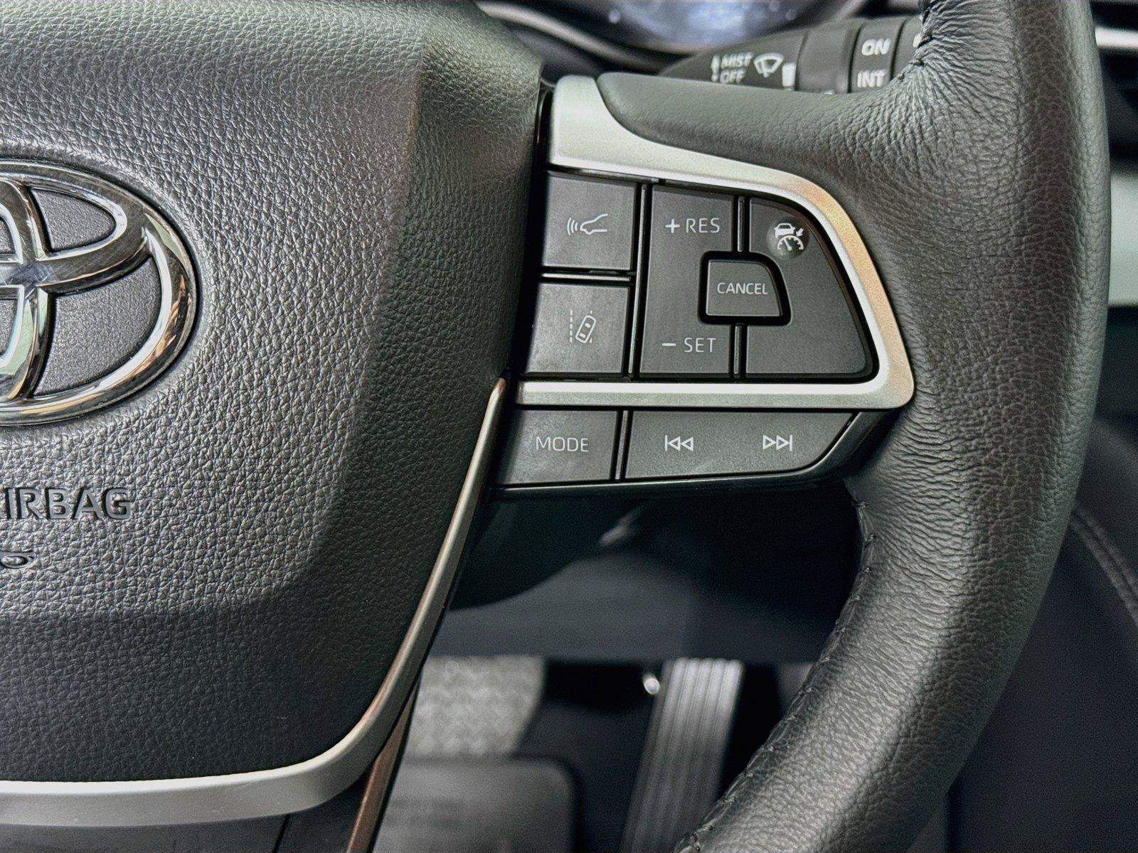Certified 2025 Toyota Sienna XLE FWD image 18
