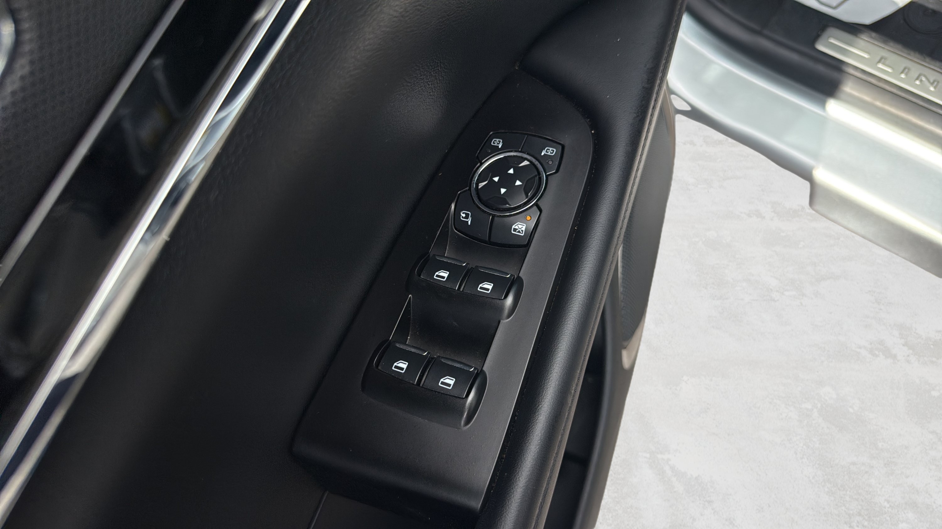Used 2023 Lincoln Nautilus FWD w/ Premium Package image 11